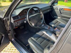 Imagen 9/20 de Mercedes-Benz 500 E (1992)
