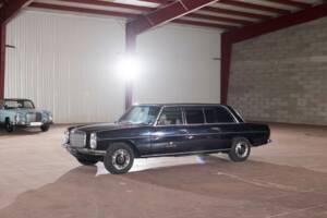 Image 13/64 of Mercedes-Benz 230/6 LWB (1976)