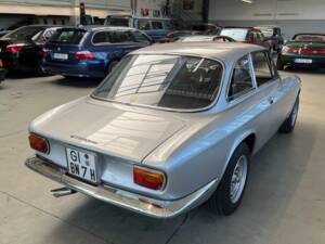Image 26/39 of Alfa Romeo Giulia GT 1300 Junior (1970)