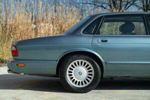 Bild 9/50 von Jaguar XJ 8 Executive (1997)
