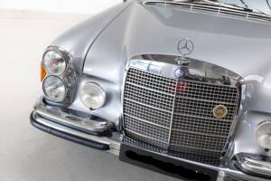 Image 3/27 of Mercedes-Benz 280 SEL 4,5 (1972)