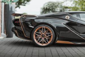 Image 13/68 of Lamborghini Sián FKP 37 (2021)