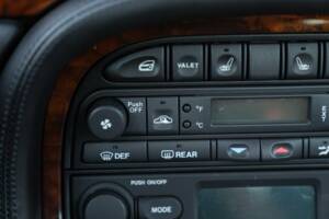 Image 49/50 de Jaguar XJ 8 Executive (1997)
