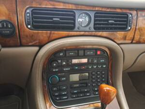 Bild 43/50 von Jaguar XJ 8 Executive (1998)