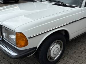 Image 51/66 of Mercedes-Benz 200 T (1984)