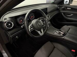 Image 15/32 of Mercedes-Benz E 200 d (2020)
