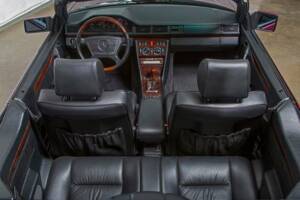 Bild 26/31 von Mercedes-Benz E 320 (1993)
