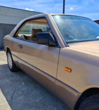 Image 14/42 of Mercedes-Benz 300 CE (1988)