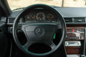 Obraz 39/49 pojazdu Mercedes-Benz 320 E (1993)