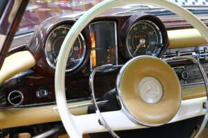 Bild 30/39 von Mercedes-Benz 220 SE b (1964)