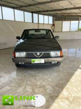 Image 1/10 de Alfa Romeo 75 1.8 (1987)