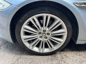 Image 17/50 of Jaguar XJ 5.0 (2011)