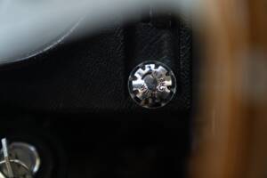 Image 36/50 de Jaguar E-Type (1968)