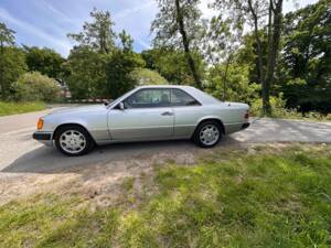 Image 1/17 of Mercedes-Benz 230 CE (1991)