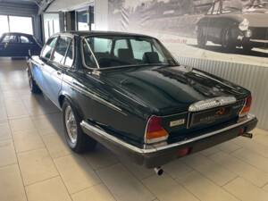 Image 8/18 of Jaguar XJ12 6.0 (1993)
