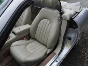 Image 13/19 of Jaguar XK8 4.0 (2001)
