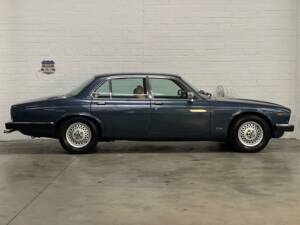 Image 9/22 of Jaguar XJ 12 (1988)
