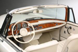 Image 13/27 of Mercedes-Benz 300 SE (1967)