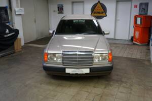 Bild 4/33 von Mercedes-Benz 230 E (1990)