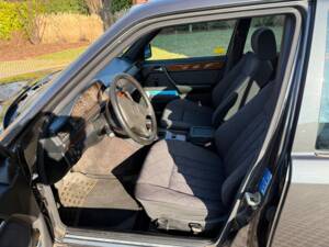Bild 8/17 von Mercedes-Benz E 200 (1994)