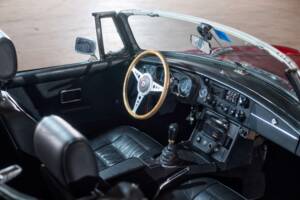 Image 19/27 of MG MGB GT (1972)
