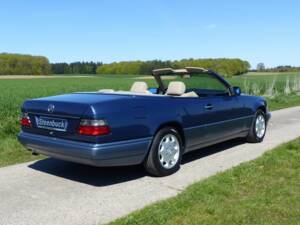 Mercedes-Benz E 220 Cabriolet (C 124) nachtblau 1994