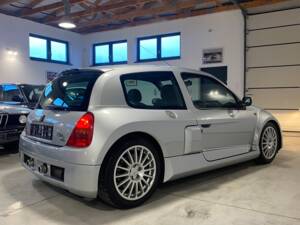 Immagine 6/43 di Renault Clio II V6 (2001)