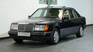 Immagine 1/32 di Mercedes-Benz 400 E (1991)