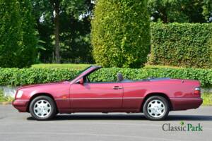 Bild 2/50 von Mercedes-Benz E 200 (1994)