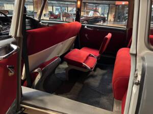 Image 13/30 of Citroën DS 20 Familiale (1970)