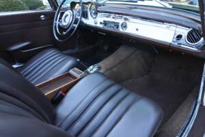 Image 22/50 of Mercedes-Benz 250 SL (1967)