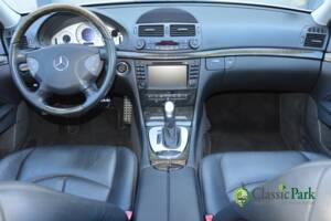 Image 31/50 of Mercedes-Benz E 500 T (2004)