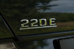 Image 17/63 of Mercedes-Benz 220 E (1993)
