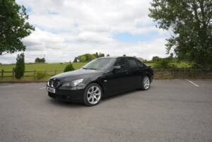 Bild 35/48 von BMW 550i (2006)