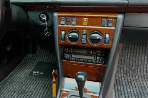 Imagen 25/75 de Mercedes-Benz E 280 T (1994)