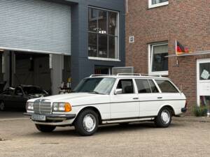 Image 8/66 of Mercedes-Benz 200 T (1984)