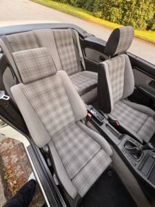 Immagine 23/75 di BMW 320i (1988)