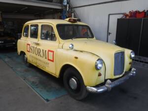 Image 2/40 of Austin FX 4 London Taxi (1970)