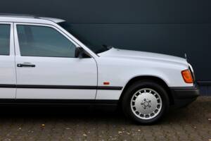 Immagine 17/18 di Mercedes-Benz 200 TE (1989)