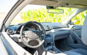 Image 24/49 of Mercedes-Benz CLK 280 (2006)