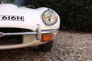 Image 23/50 de Jaguar Type E (2+2) (1970)