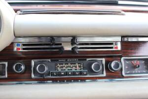 Image 17/27 de Mercedes-Benz 280 SE 3,5 (1971)