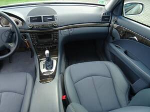 Image 22/25 of Mercedes-Benz E 200 Kompressor T (2004)