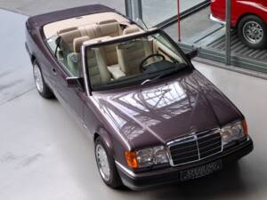 Image 37/42 of Mercedes-Benz 300 CE-24 (1993)