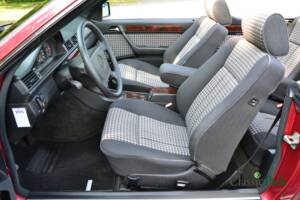 Bild 12/50 von Mercedes-Benz E 200 (1994)
