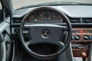 Image 24/66 of Mercedes-Benz 200 TE (1989)