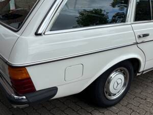 Image 59/66 of Mercedes-Benz 200 T (1984)