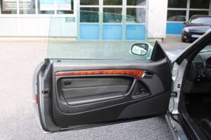 Image 25/50 of Mercedes-Benz SL 320 (2001)