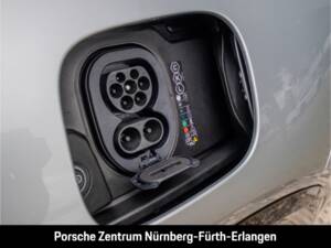 Image 43/50 of Porsche Cayenne S Electric (2026)