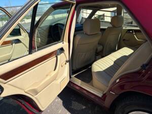 Image 19/50 of Mercedes-Benz E 200 (1993)